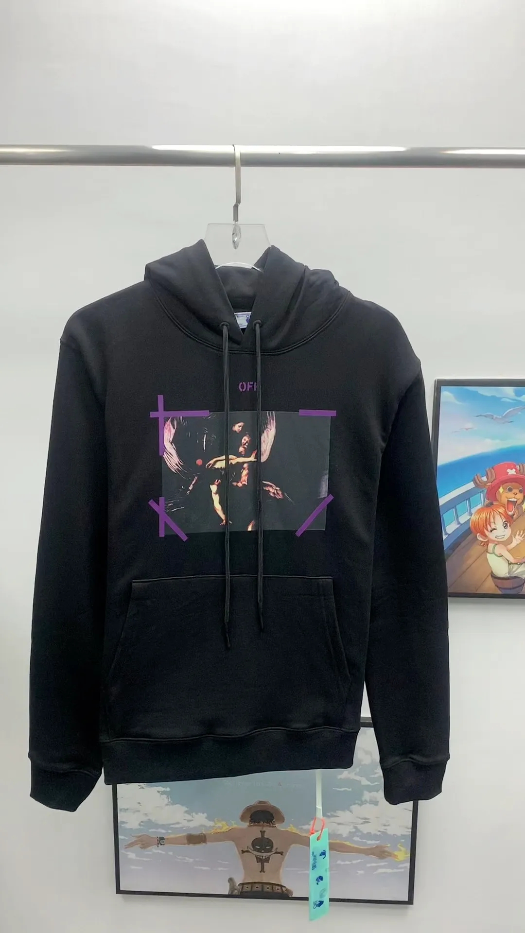 Frontal real shot video——The top tested version Off-White 2023 new autumn and winter Angel Caravaggio spray paint arrow hooded sweatshirt. The craftsmanship of this style can be said to be very difficult. There is a direct comparison between our home and many versions on the market. You can more clearly distinguish between good and bad just by looking at the prints. This printing uses Kornit's digital direct-injection process. The entire printing effect is like drawing lines with a marker pen. The imitation effect can achieve the same visual effect as the real thing. The main reason is that the color transition of this printing is too small, which makes it impossible to directly copy the pattern when scanning. The image must be manually enlarged more than 40 times, and then adjusted bit by bit to add a soft color (white) effect. The fabric is made of 480g large fish scale pure cotton terry dyed in a vat, which is a big launch and has a full drape. Full set of customized accessories, washed, labeled. Guaranteed to be the top product on the market.  Color: Black Size: XS-L P:410